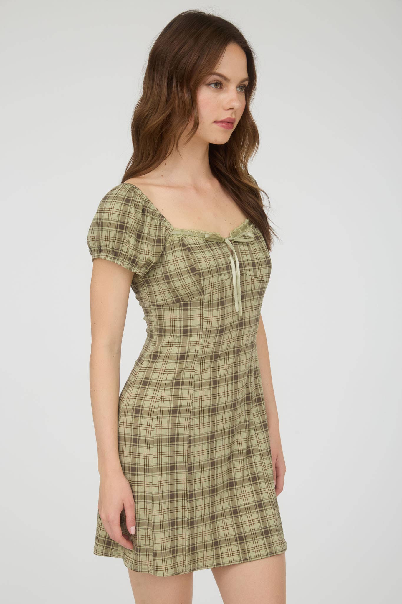 The Workshop Studio - Vente Robe – femme - ROBE COURTE À MANCHES COURTES À CARREAUX AVEC LACETS ET DÉTAILS EN DENTELLE9