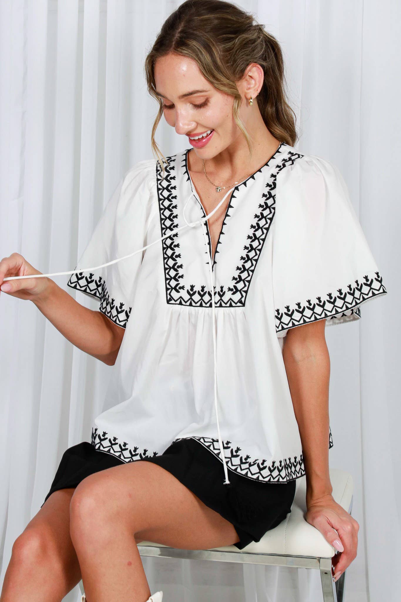 Vine & Love - Vendita all'ingrosso Camicetta - Donna - Blusa boho ricamata con collo a fiocco e scollo diviso a V VT824867