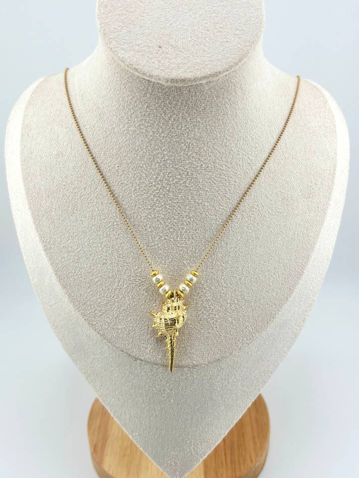 simplemente hermoso - CONCHA DE ORO CON PEQUEÑAS PERLAS - COLLAR LARGO para venta al por mayor de Beautiful Soul Jewelry