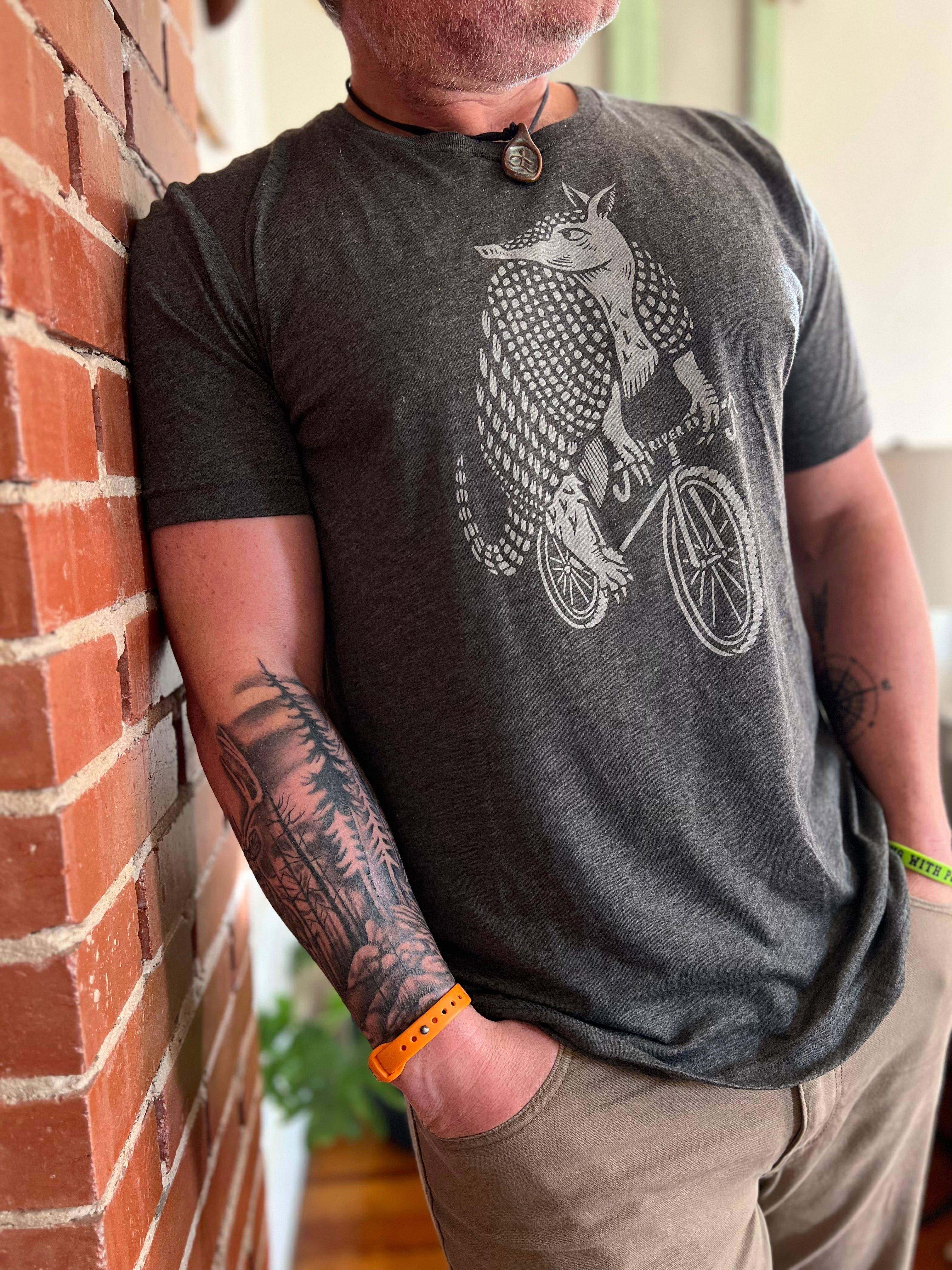 River Road Clothing Company – Großhandel T-Shirt mit Siebdruck – Unisex – 9-Bandiger Biker1