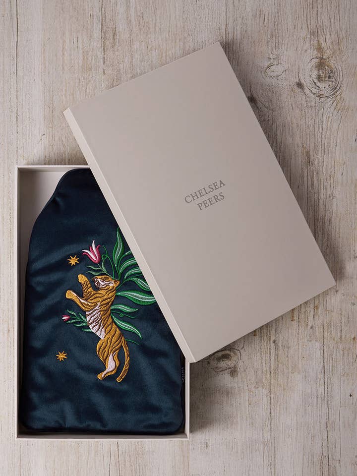 Samtbestickte verzauberte Tiger-Wärmflasche für den Großhandel von Chelsea Peers