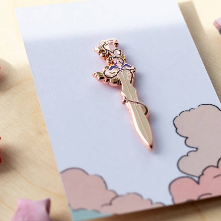 Spilla in smalto a forma di spada spinata per la vendita all'ingrosso da parte di Anja Richards Art