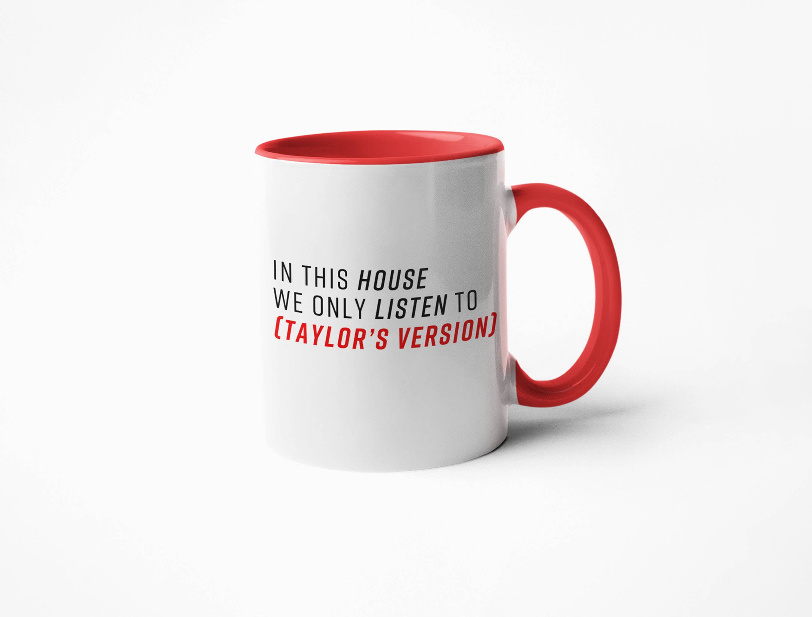 Calm Down Caren - Vente Tasse à café - Tasse à café In This House We Only Listen to Taylor's Version1