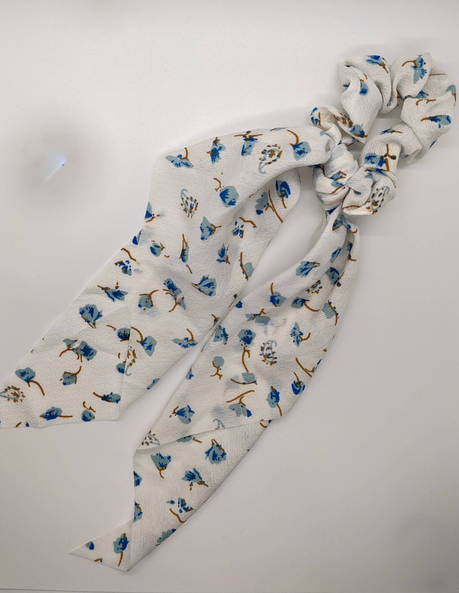 BRITTs. BOWs – Scrunchie - Mulher por atacado – Bandana Floral Mulher Scrunchie com Laço1