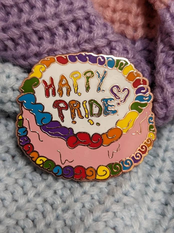 Happy Pride Rainbow Cake Emaille-Anstecknadel für den Großhandel von Killing Her Softly