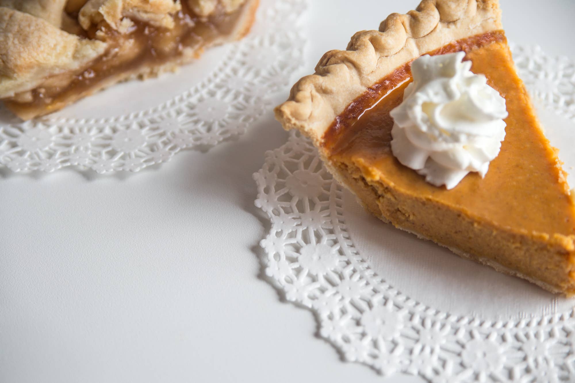 Fox Run Brands – wholesale Disposable plate – Fox Run Paper Lace Doilies, Pack of 24, 6"1