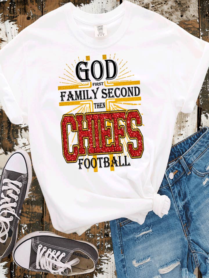 Dieu Famille Kansas City Chiefs Football T-shirt Faux Paillettes pour la vente par A Blessed Texas Mess Boutique