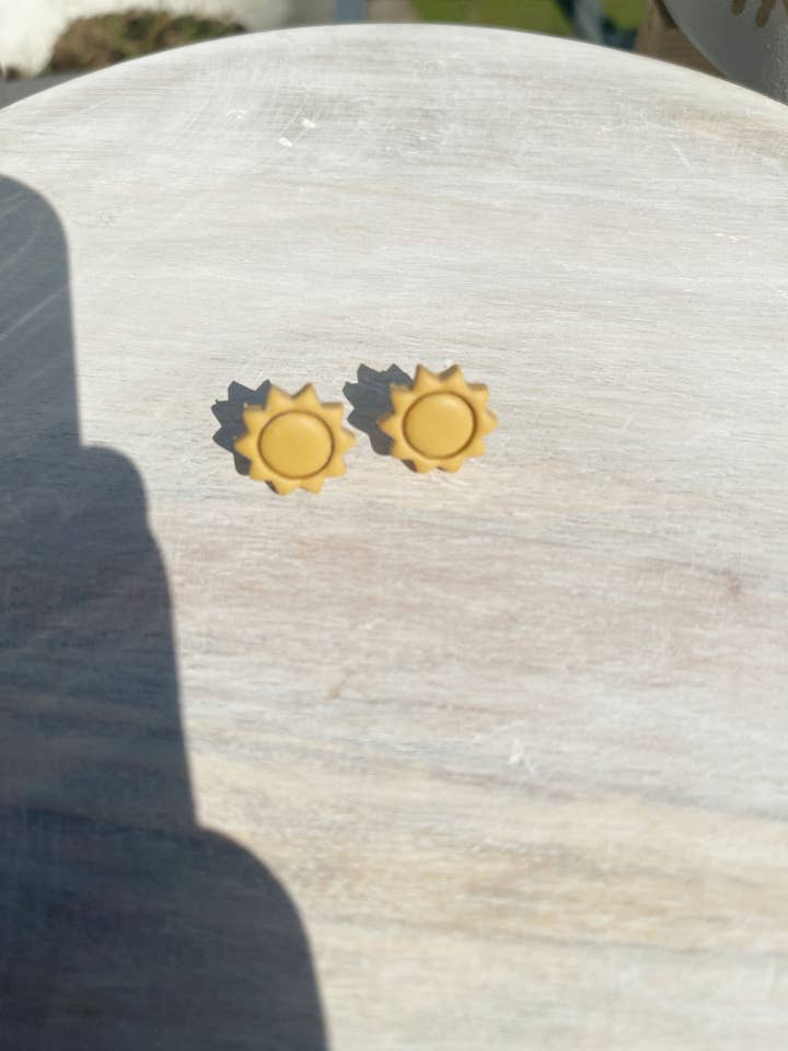 Clous d'oreilles pour la vente par Grey & Sand