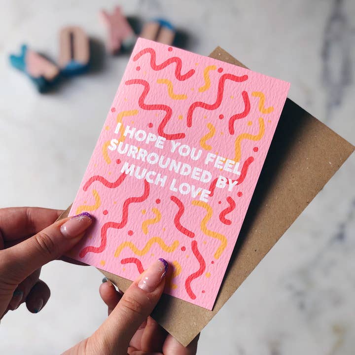 Jag hoppas att du känner dig omgiven av mycket kärlek kort för wholesale av Xoxo Designs by Ruth