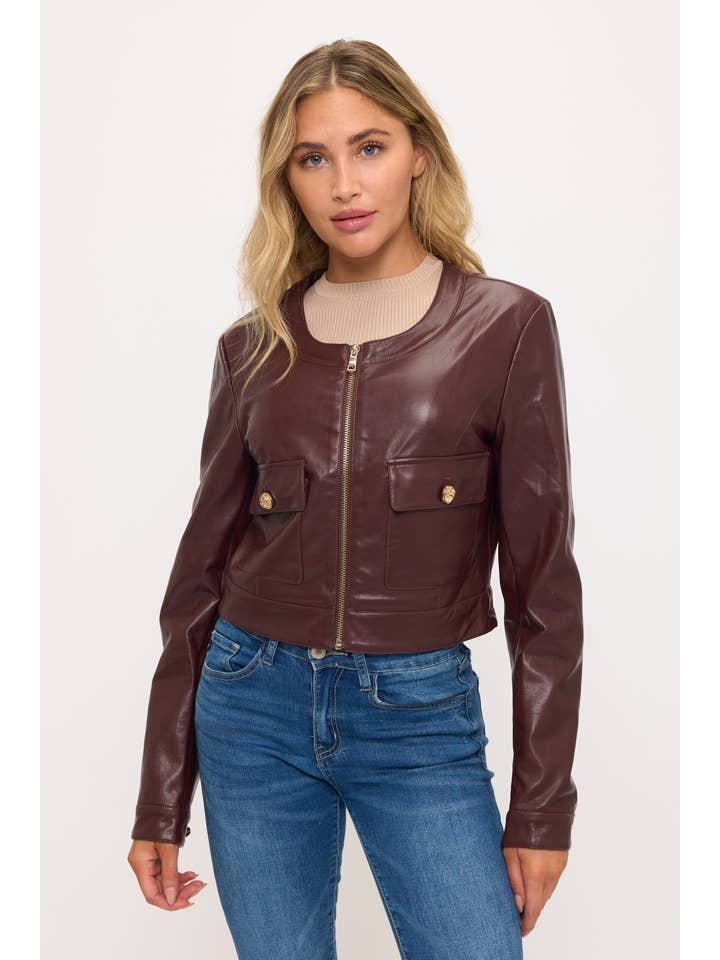 Coalition Apparel Inc - Venta al por mayor Chaqueta de cuero - Mujer - CLALJ0160: Chaqueta Recortada de Imitación de Cuero con Detalle de Bolsillo3