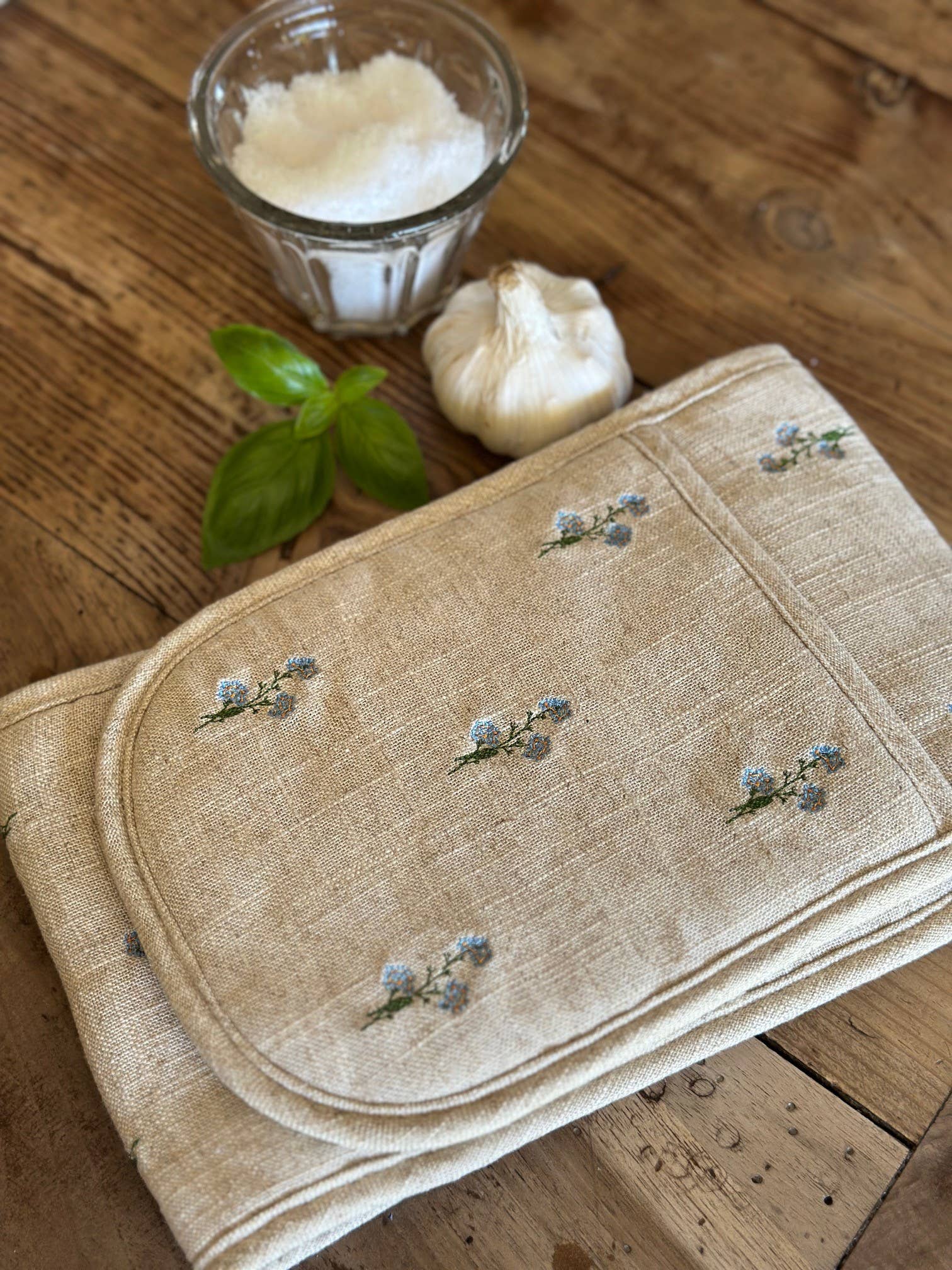 Vivi et Margot – wholesale Oven mitt/pot holder – Blue Floral Embroidered French Linen Oven Mitt2