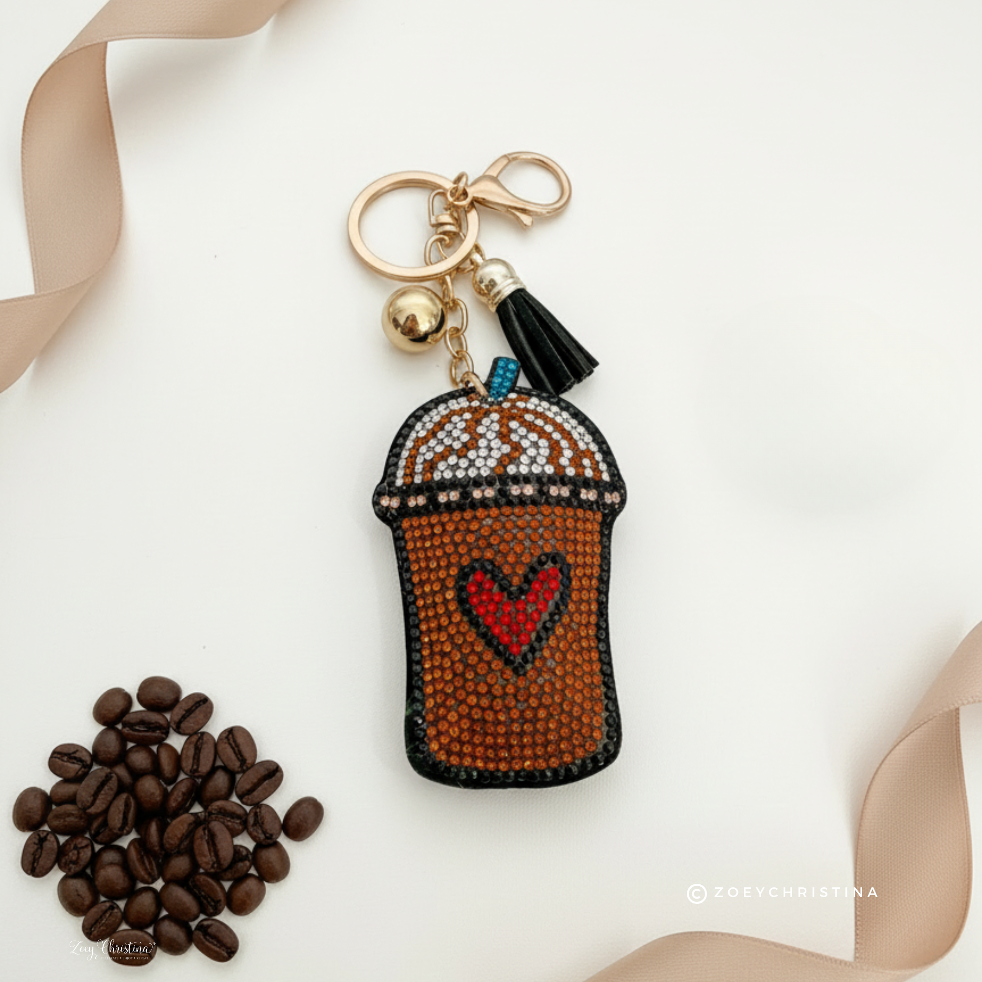 Zoey Christina – wholesale Nyckelringar - Dam – Frappekaffe Nyckelring – Glittrig Latteälskare Väskdekoration4