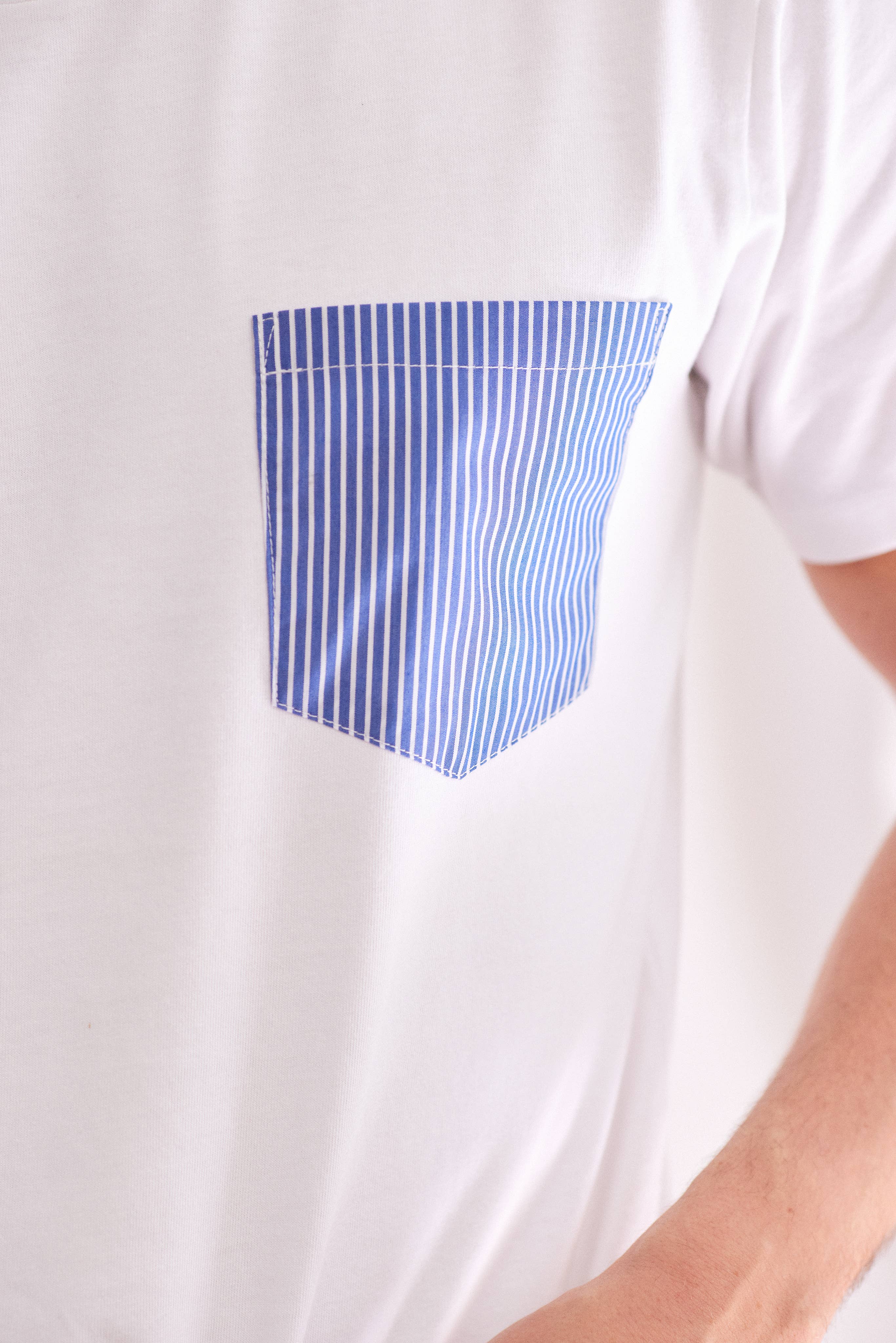 Un baiser français s'il vous plaît – Großhandel T-Shirt – Herren – Gestreiftes T-Shirt mit Tasche0