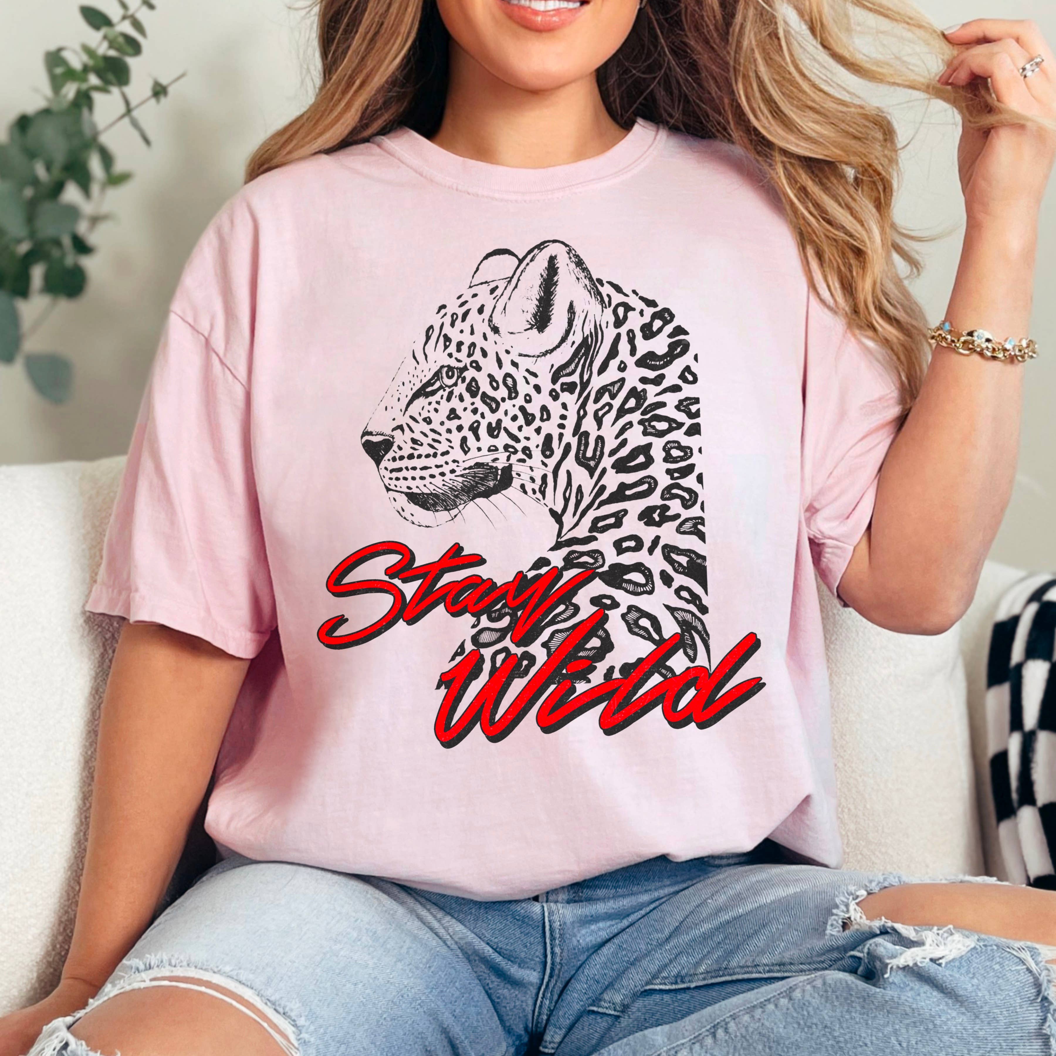 Shoppe SHC - Vendita all'ingrosso Tunica - Donna - Maglietta Grafica Retro Grunge Stay Wild | Comfort Color10
