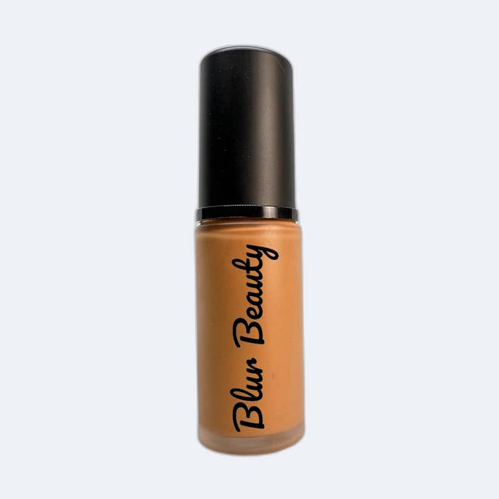 Fond de teint liquide - Amande pour la vente par Blur Beauty