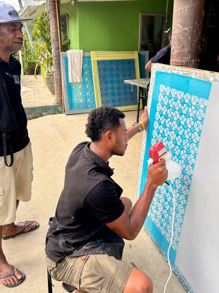 Rise Beyond the Reef - Vente Cache-maillot – femme - Sarong "Sulu" imprimé à la main - Motif Karisi9