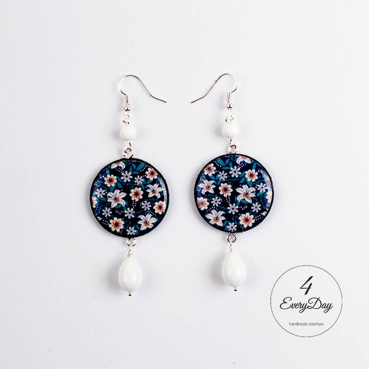 Boucles d'oreilles : fleurs blanches sur fond noir pour la vente par 4everyday Handmade