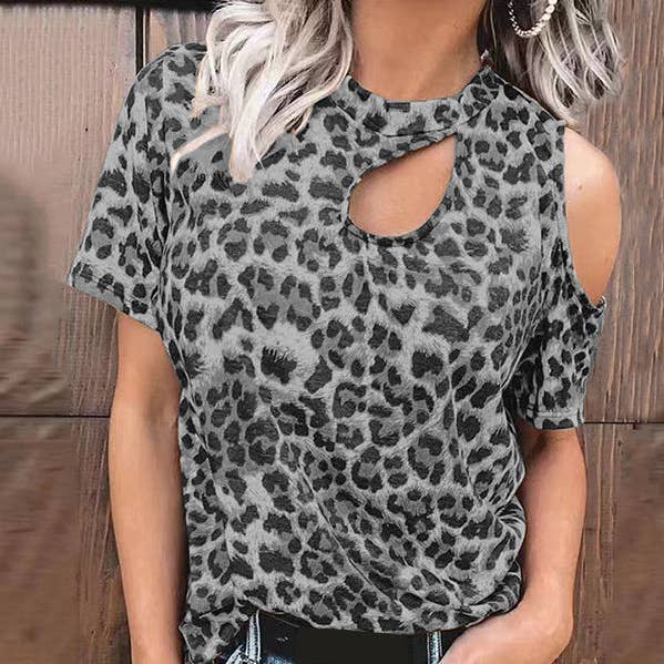 Løse plus størrelse asymmetrisk hul leopard rundhalset T-shirttoppe for engroshandel hos UZ Wholesale Store