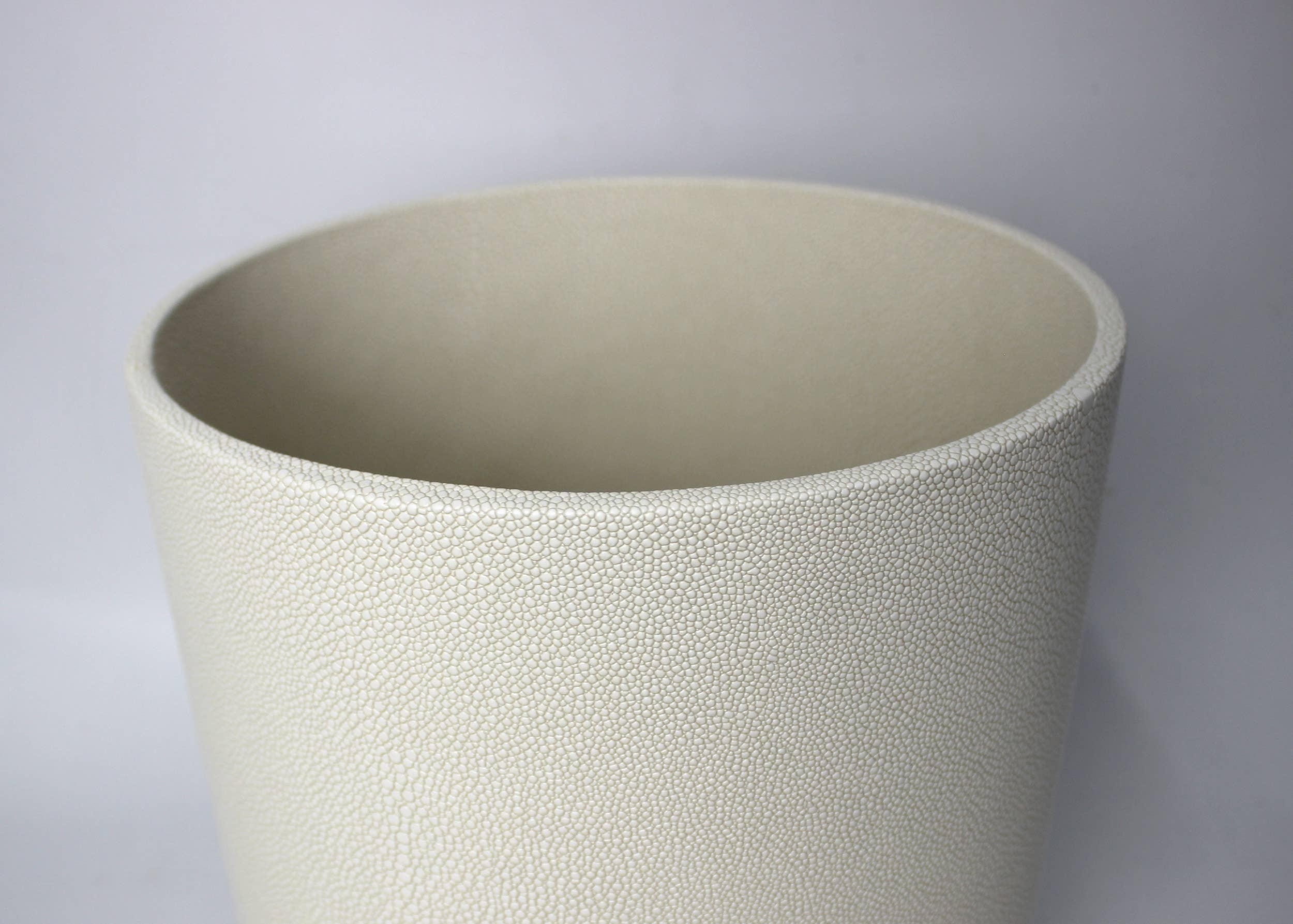 Signature Home Collection GmbH - Wholesale Trashcan/Trash Bin - Round wastebasket faux leather cream stingray coated 22xH282