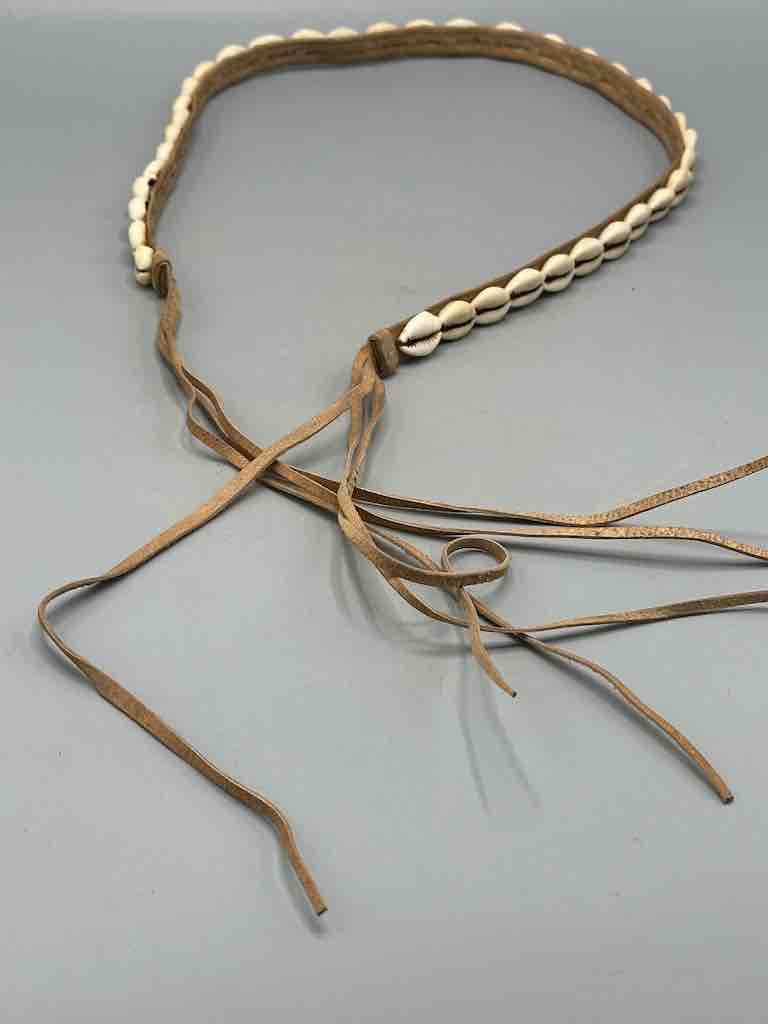 The Niger Bend – Großhandel Gürtel – Damen – Schmaler afrikanischer Krawattenverschluss aus echtem Kaurimuschelleder42