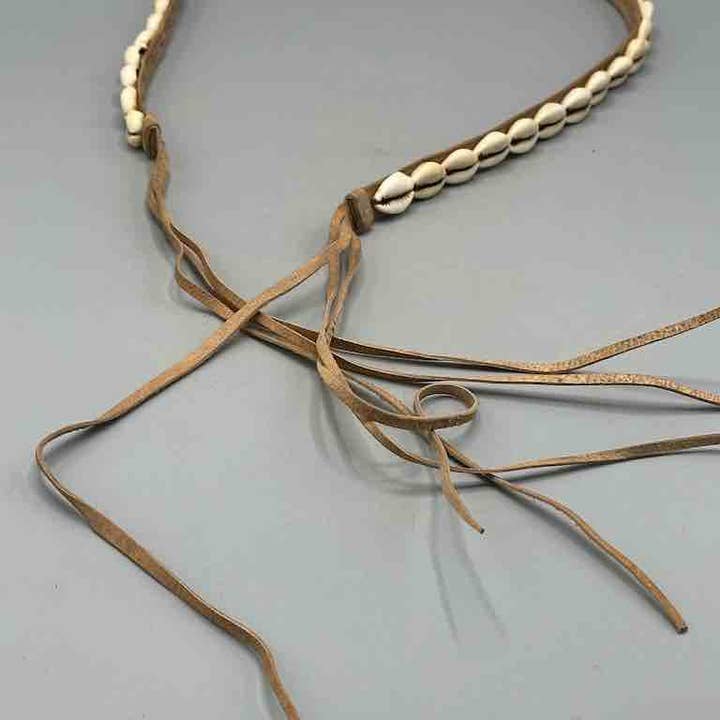 The Niger Bend – Großhandel Gürtel – Damen – Schmaler afrikanischer Krawattenverschluss aus echtem Kaurimuschelleder42