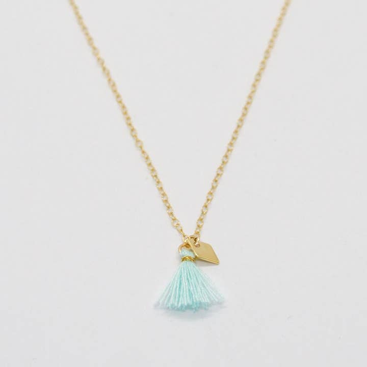 Filigrane goldene Halskette mit türkiser Quaste und kleinem for engroshandel hos Sista Jewelry