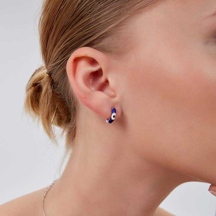 Boucle d'oreille Huggie en argent sterling émaillée bleue ornée de bijoux pour la vente par Spero London
