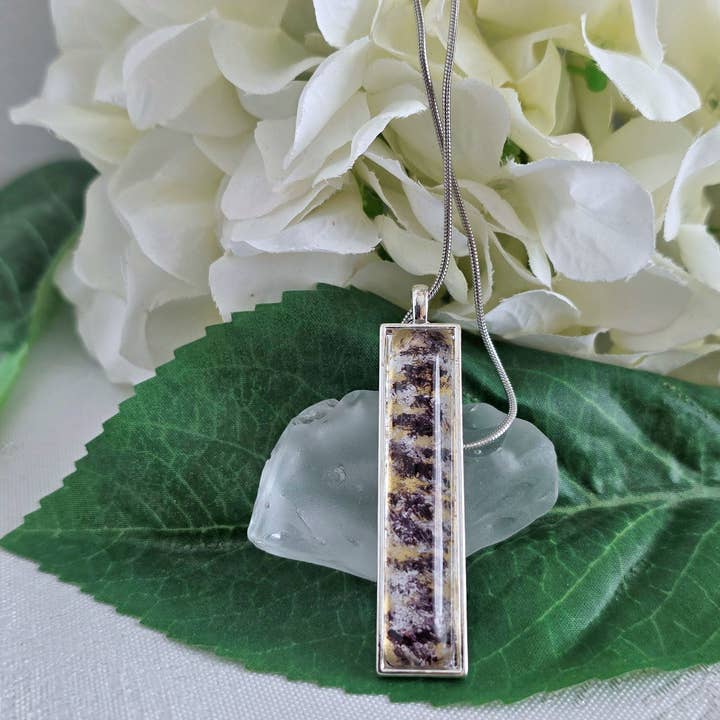 Réécrivez Votre Récit - Collier en Verre Peint à la Main pour la vente par Studio 1153