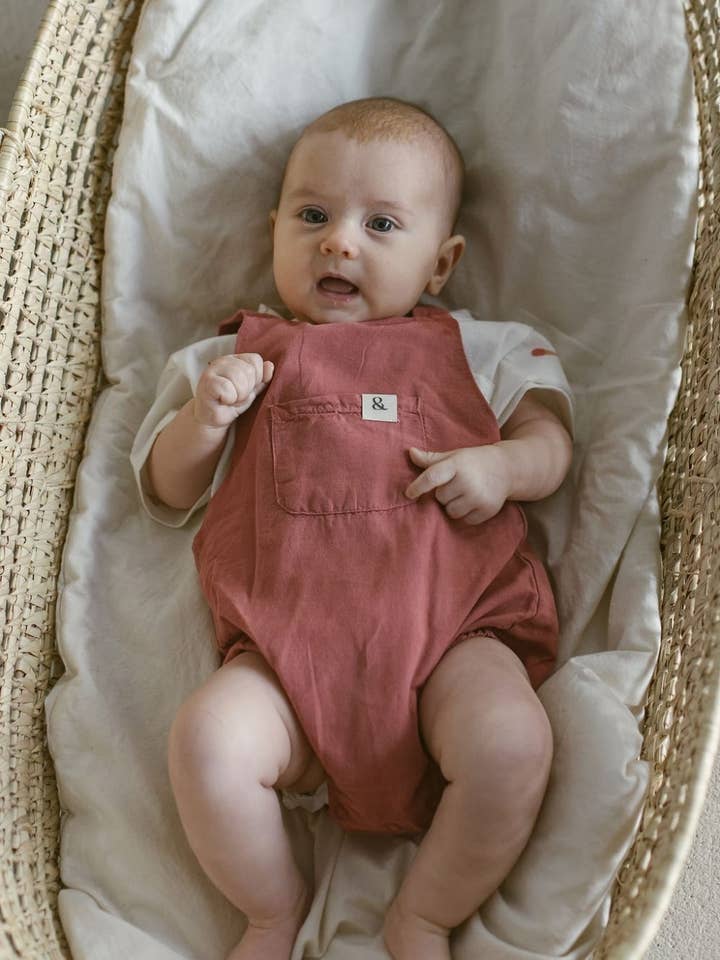 Combinaison pour bébé Dusty Clay Linen pour la vente par frankie & lou organic wear