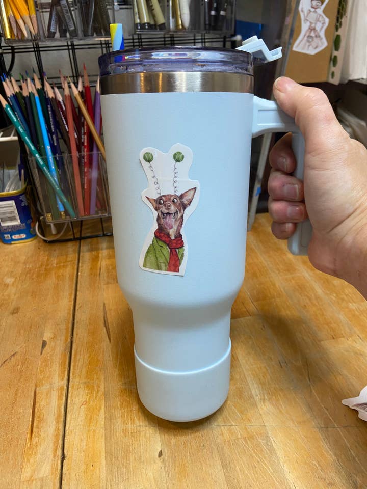 Chien Heureux, Autocollant Chihuahua Drôle, Autocollant Chien, Chien Drôle, Autocollant Journal Autocollant Ordinateur Portable pour la vente par Melissa the Artist