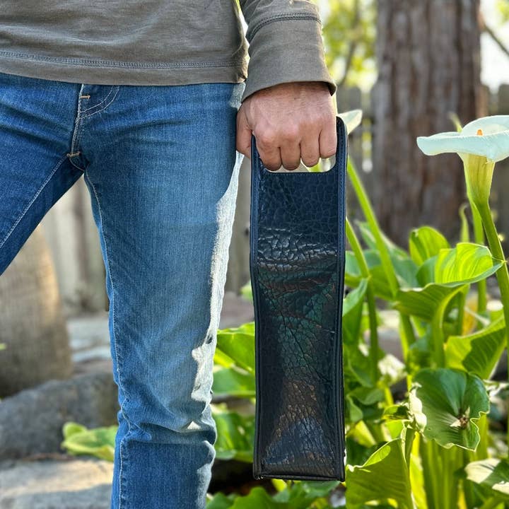 Sac à bouteille de vin noir Glazed Bison pour la vente par Oberon Design