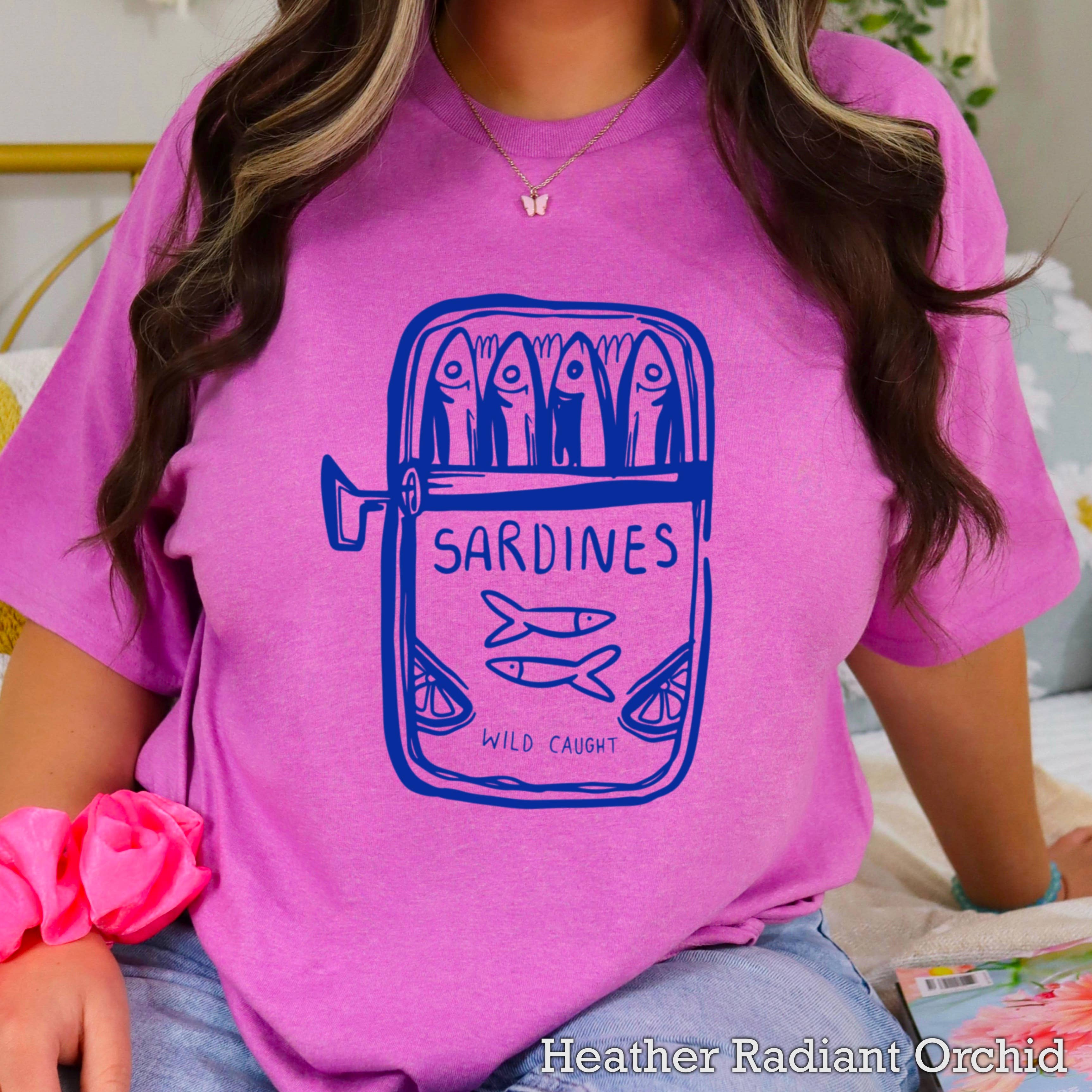 Shoppe SHC – wholesale T-shirt med logga - Dam – Sardiner Kustkvinnors Grafiska T-shirt | Gildan18