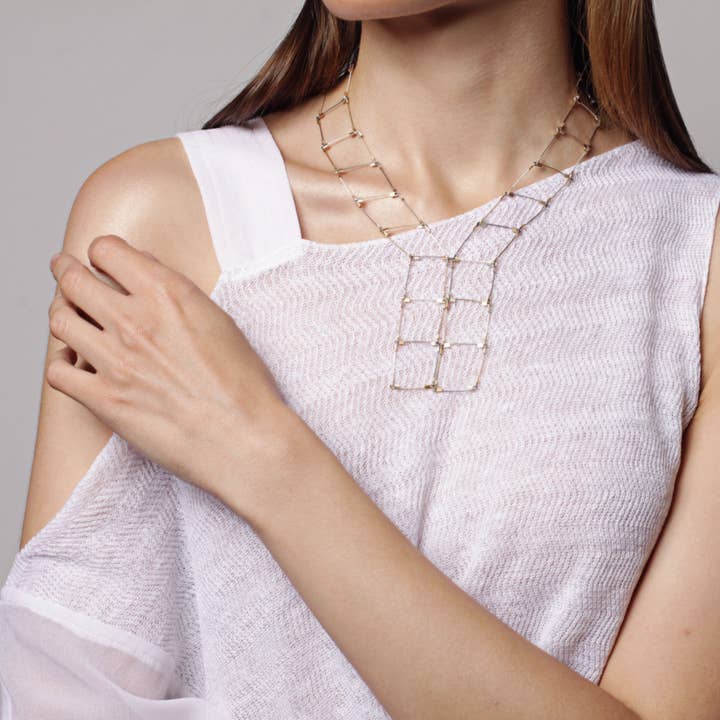 Colar Mini Escada por atacado de Meghan Patrice Riley