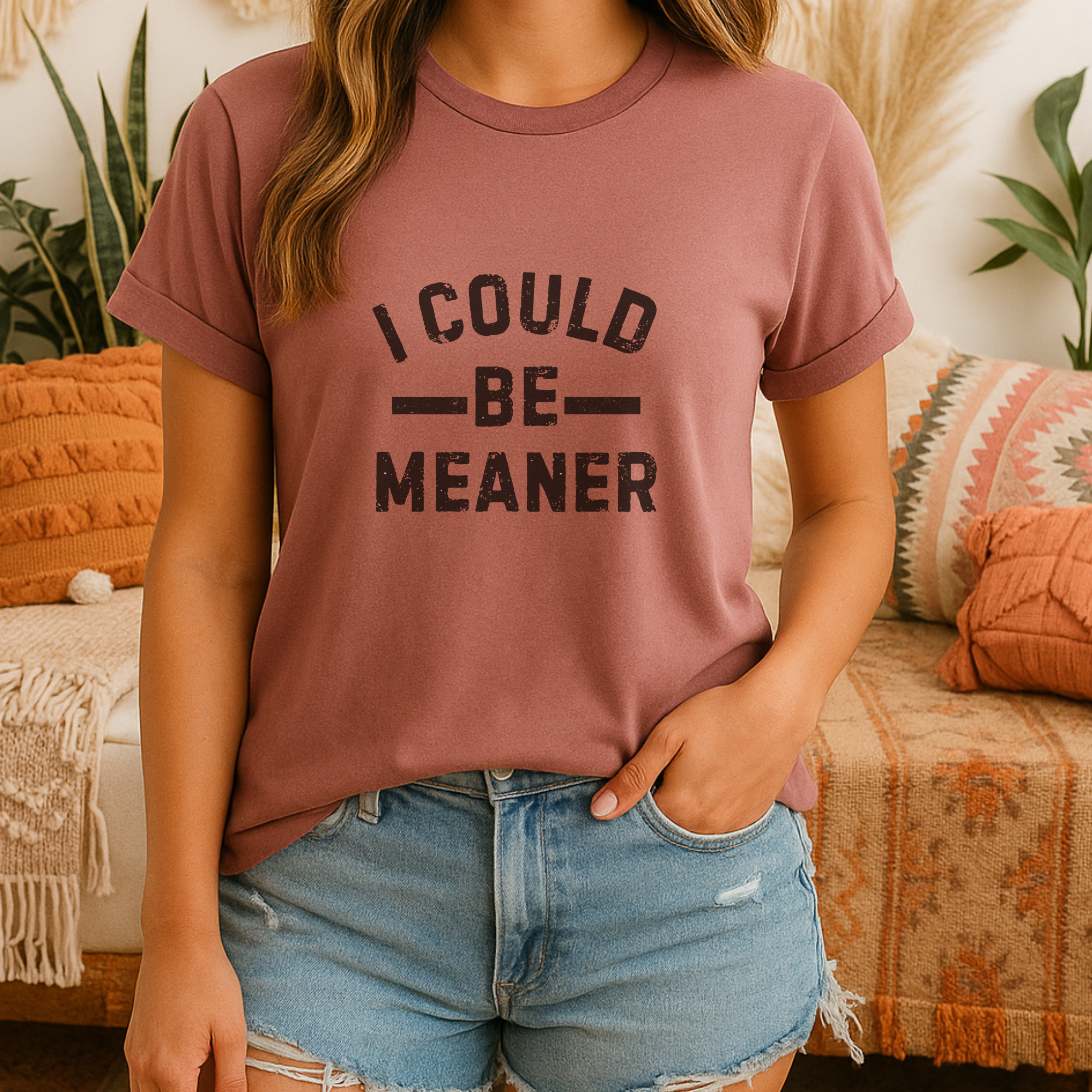 Trendznmore - Modern Graphic Apparel - Venta al por mayor Camiseta serigrafiada - Mujer - Camiseta Gráfica Divertida "Podría Ser Más Mala"8