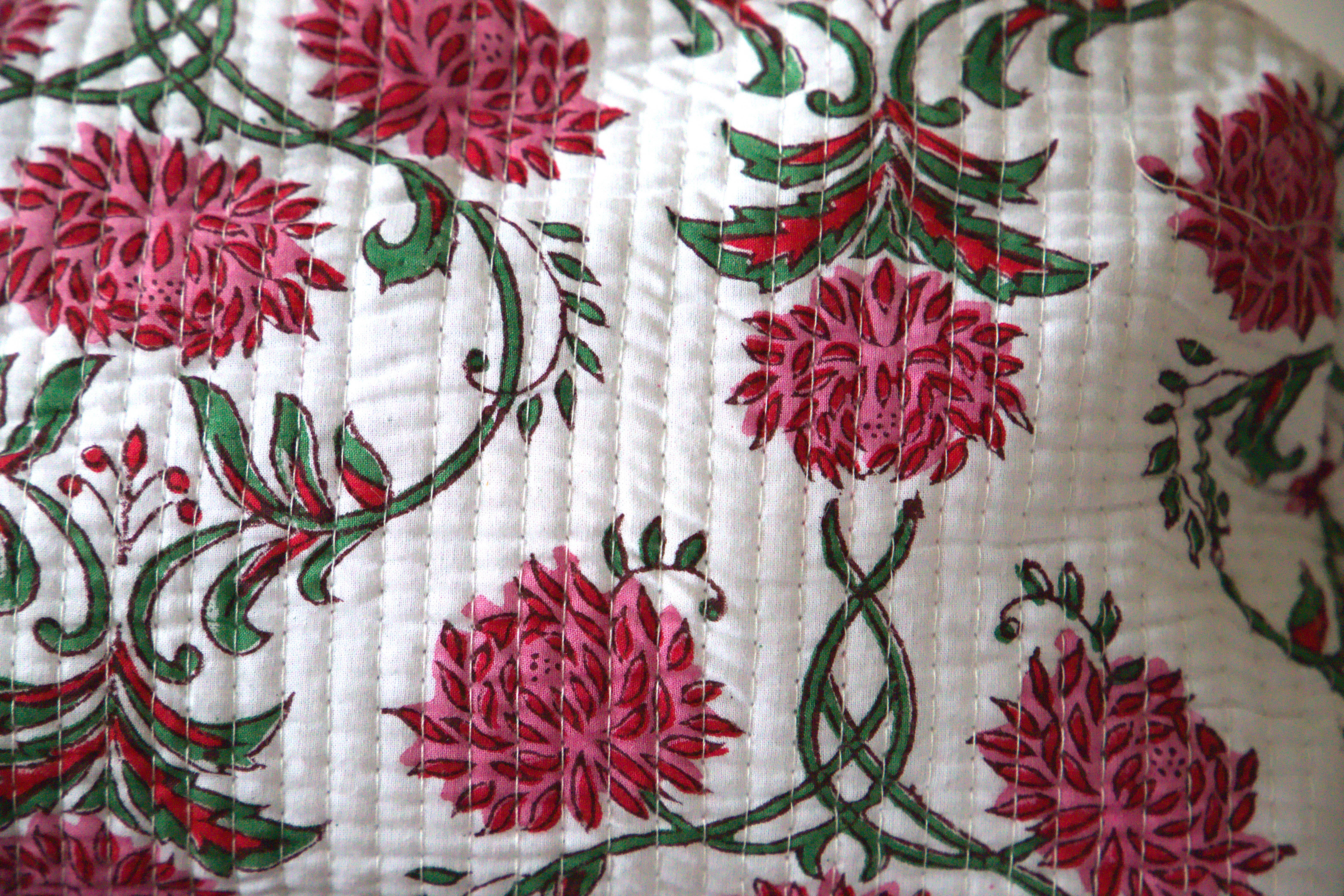 Indie Corner - Venta al por mayor Neceser - Mujer - Bolsa de algodón acolchada para artículos de aseo con flores rosas1