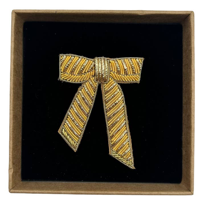 Broche / épingle brodée d'un nœud doré pour la vente par Sixton London