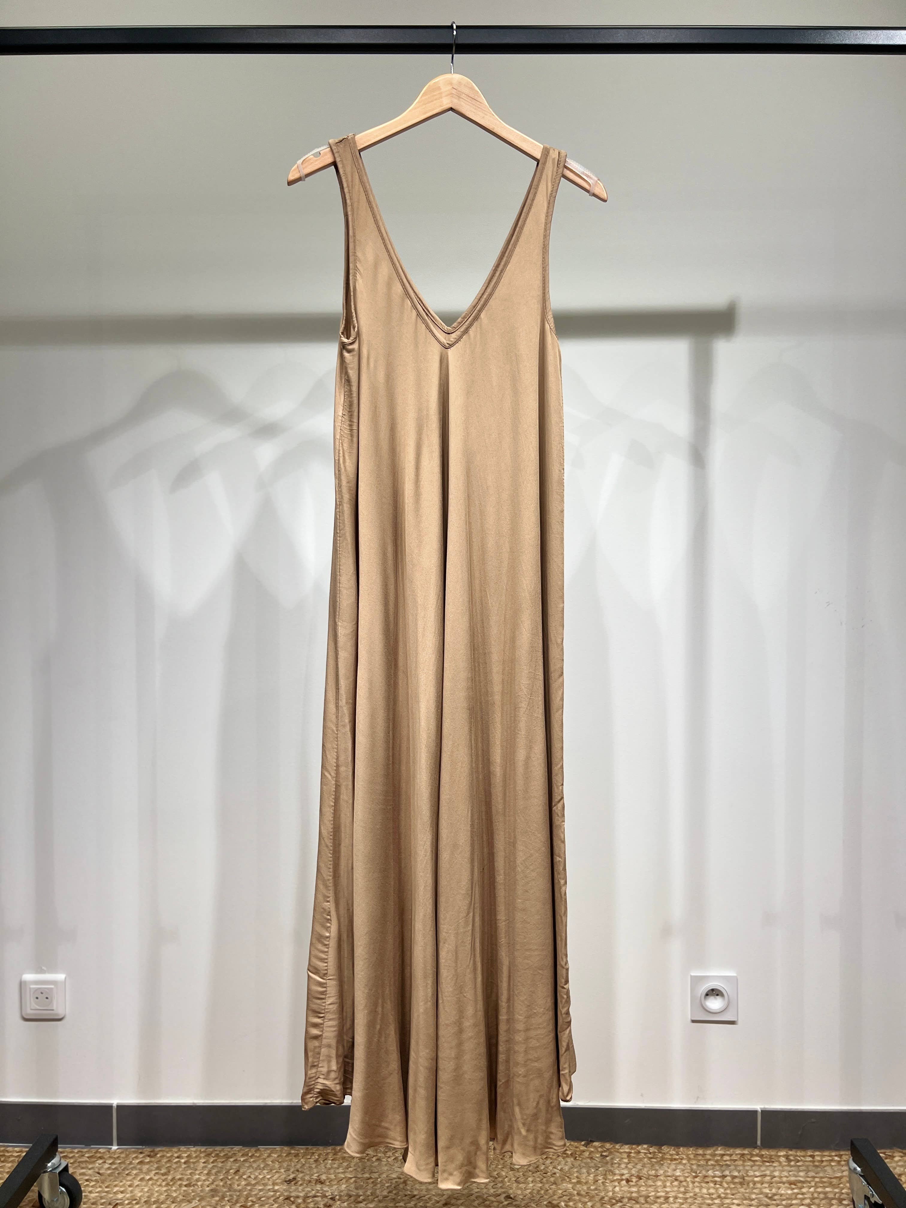 L'Emotion – Großhandel Kleid – Damen – Maxikleid mit V-Ausschnitt und breiten Trägern10