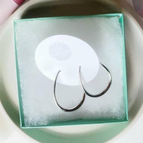 Aros de aro minimalistas de plata en forma de lágrima para venta al por mayor de Wild Juniper