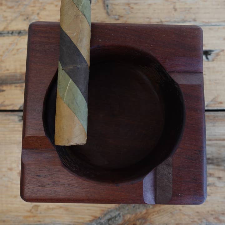 512025I3 Cendrier à cigares à quatre doigts en Ipé brésilien pour la vente par The Gant Collective