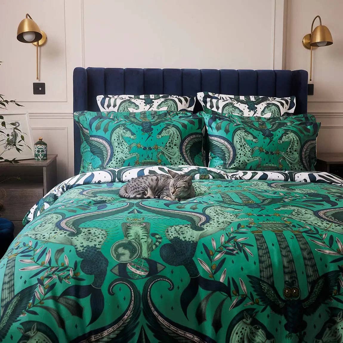 Peacock White Odyssey Bedding Set - UK/EU Sizing for wholesale on Faire31