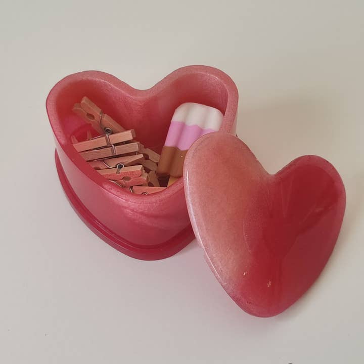 Petites boîtes de rangement de différentes formes et couleurs pour la vente par DioniCreations