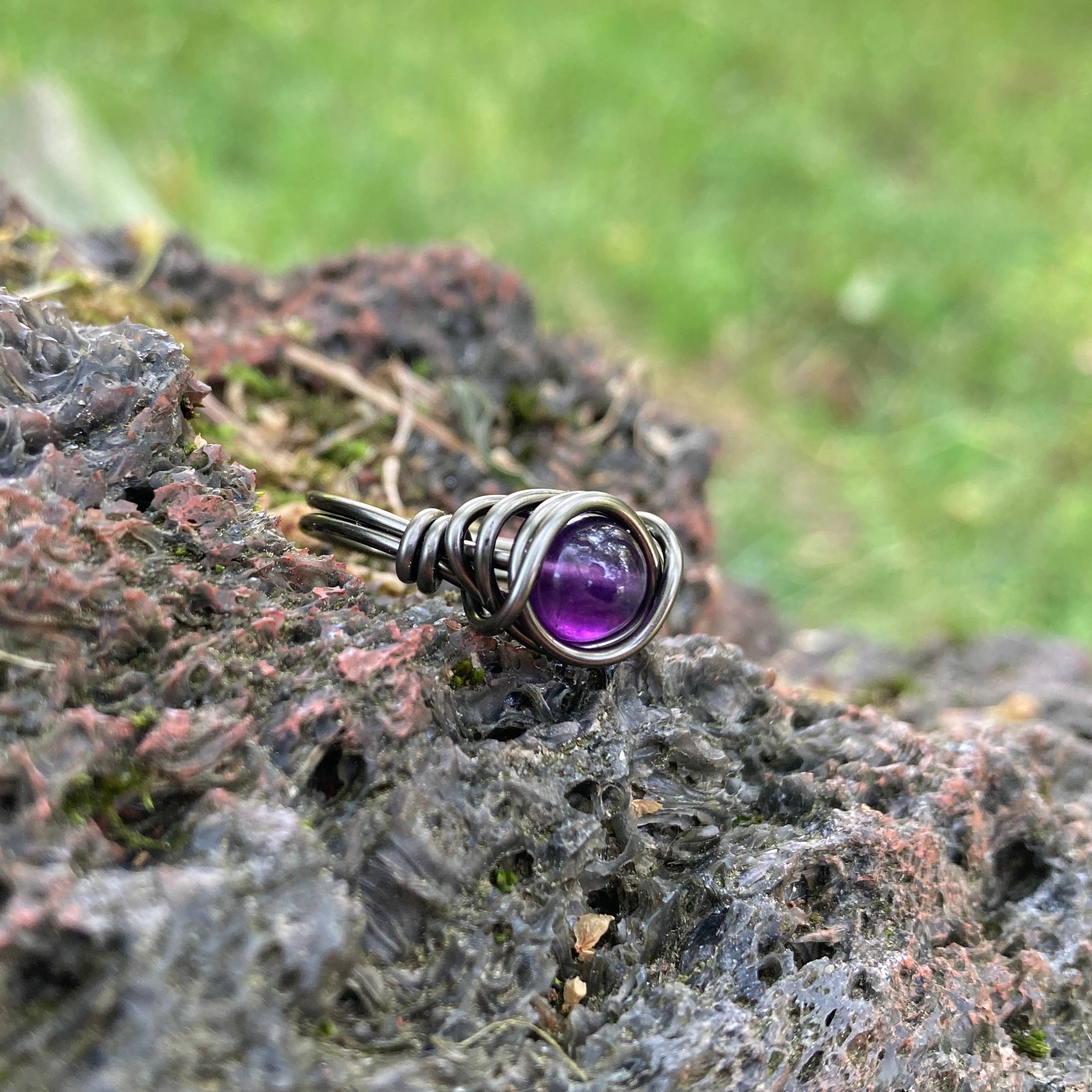 Distorted Earth – Engroshandel Statementring – Ametystring med gråbånd gotiske krystalsmykker 6