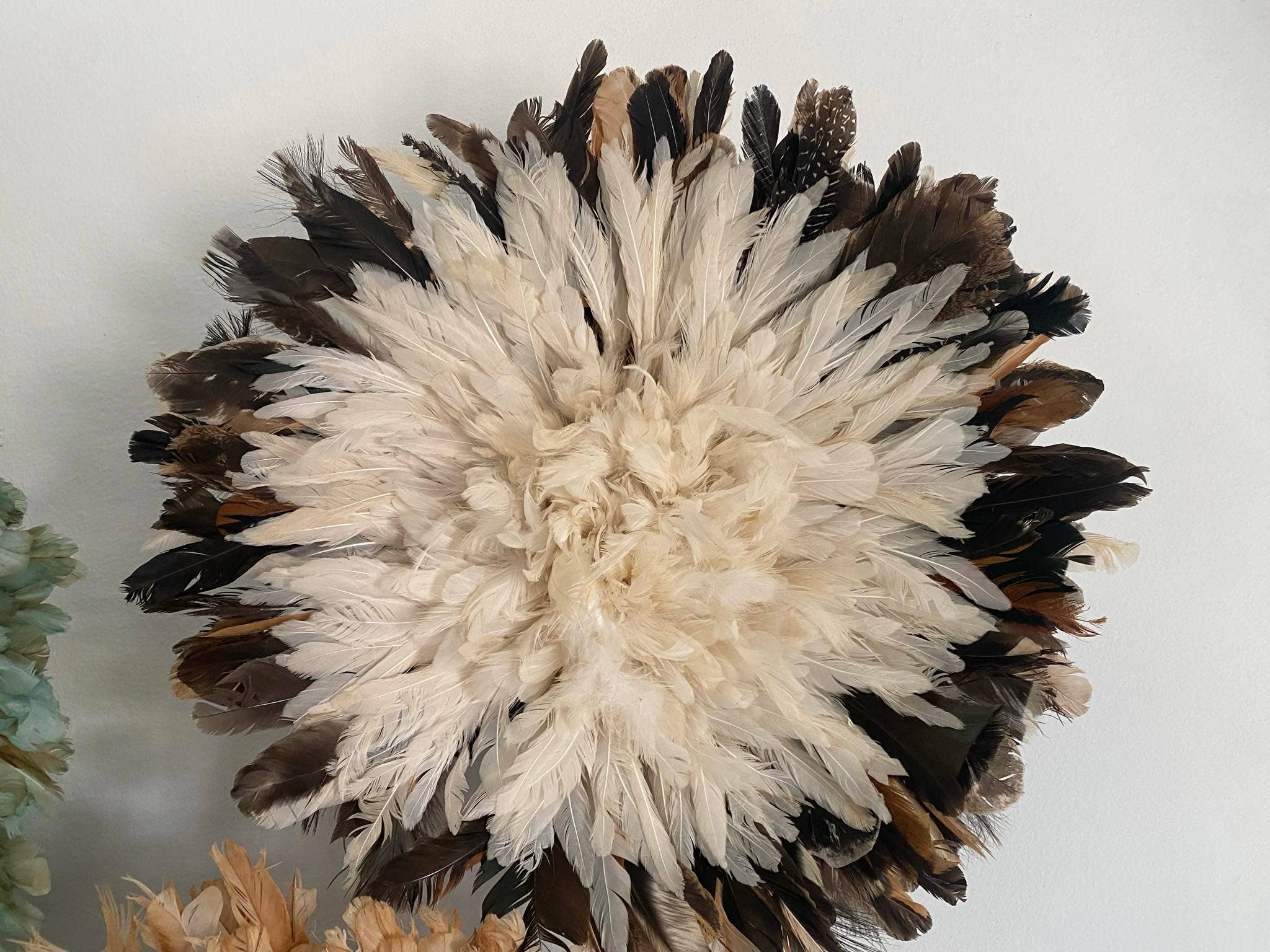 Juju hat world - Venta al por mayor Papel pintado 3D - Conjunto de tres sombreros juju. Decoración de plumas beige, verde petróleo y blancas.7