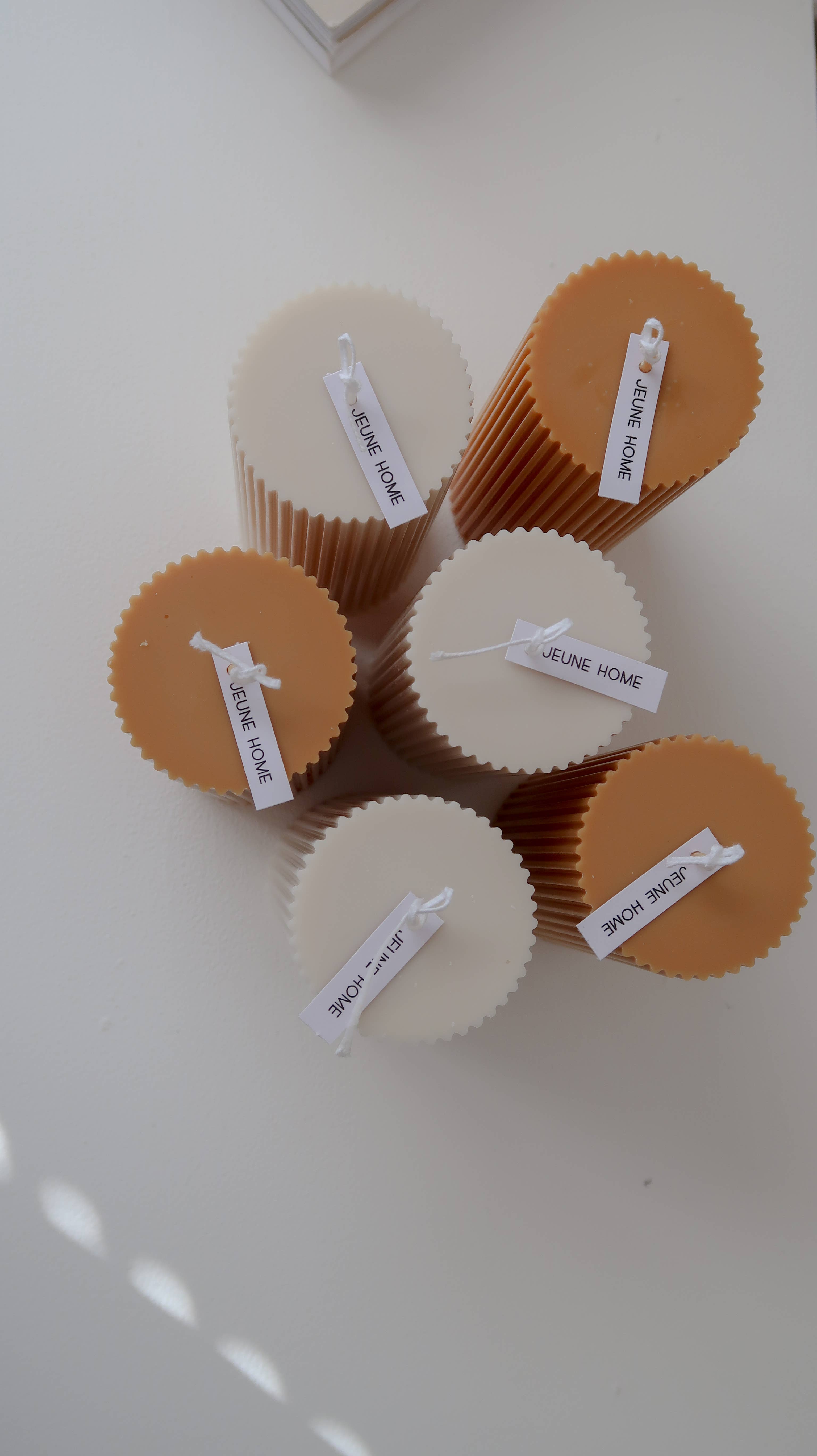 Jeune Home - Vente Bougies piliers - Bougie cylindrique côtelée au parfum de soja de taille moyenne (14 x 5,5 cm) | mariage3