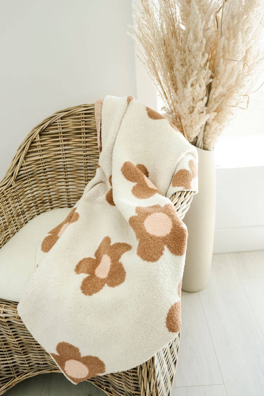 Harp Angel Boutique - Wholesale Bedding Blanket - Kids & Baby - Daisy Plush Blanket - Caramel & Pink4