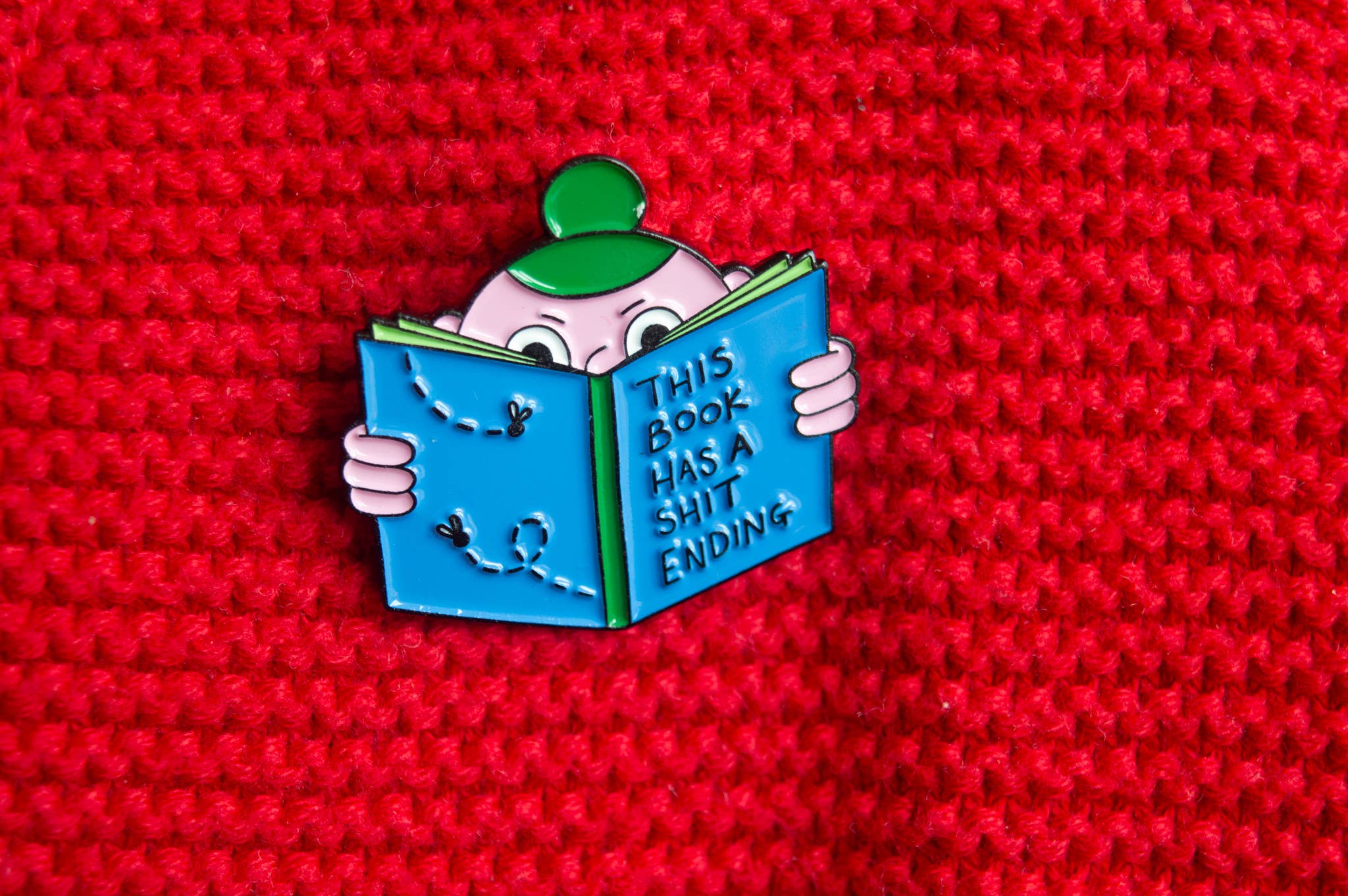 Lauren Morsley - Vendita all'ingrosso Spilla da bavero - Spilla in Smalto "Questo Libro Ha Un Finale di M*rda"1