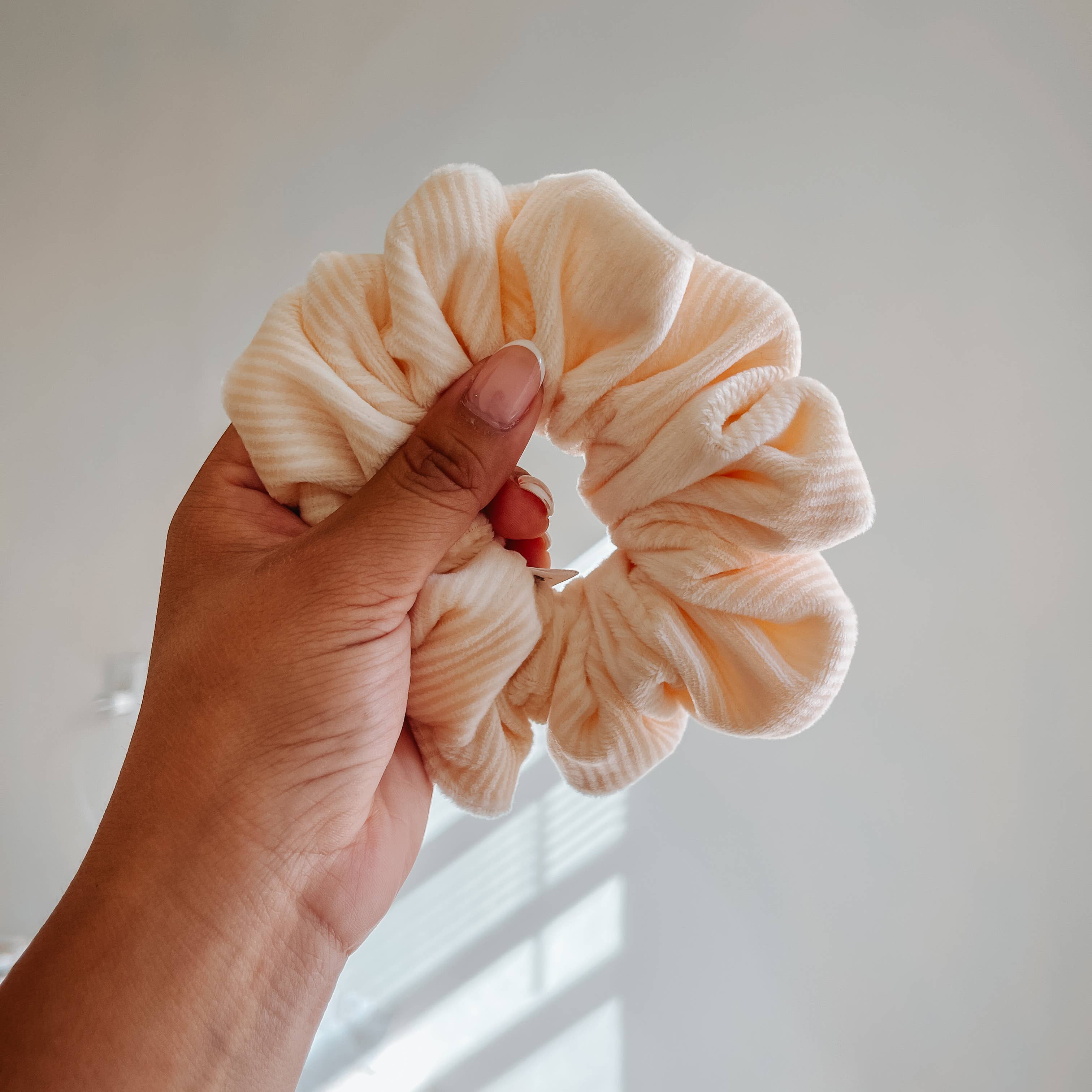 Wild Rose Accessories – Großhandel Haargummi – Damen – Cord-Haargummi aus Marshmallow-Samt 1