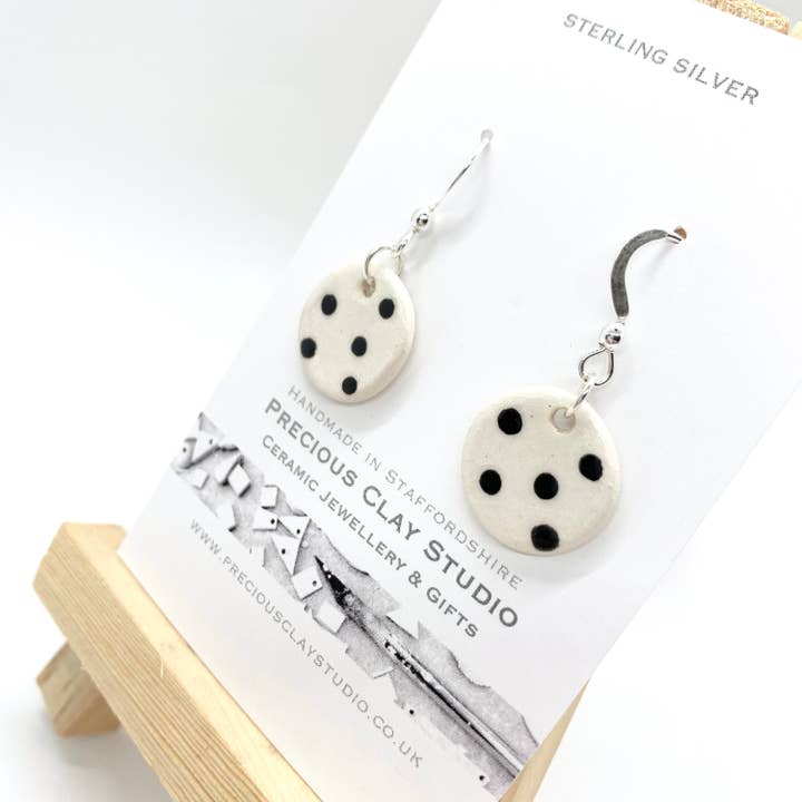 Sort prikkede øreringe - Sterling sølv for engroshandel hos Precious Clay Studio