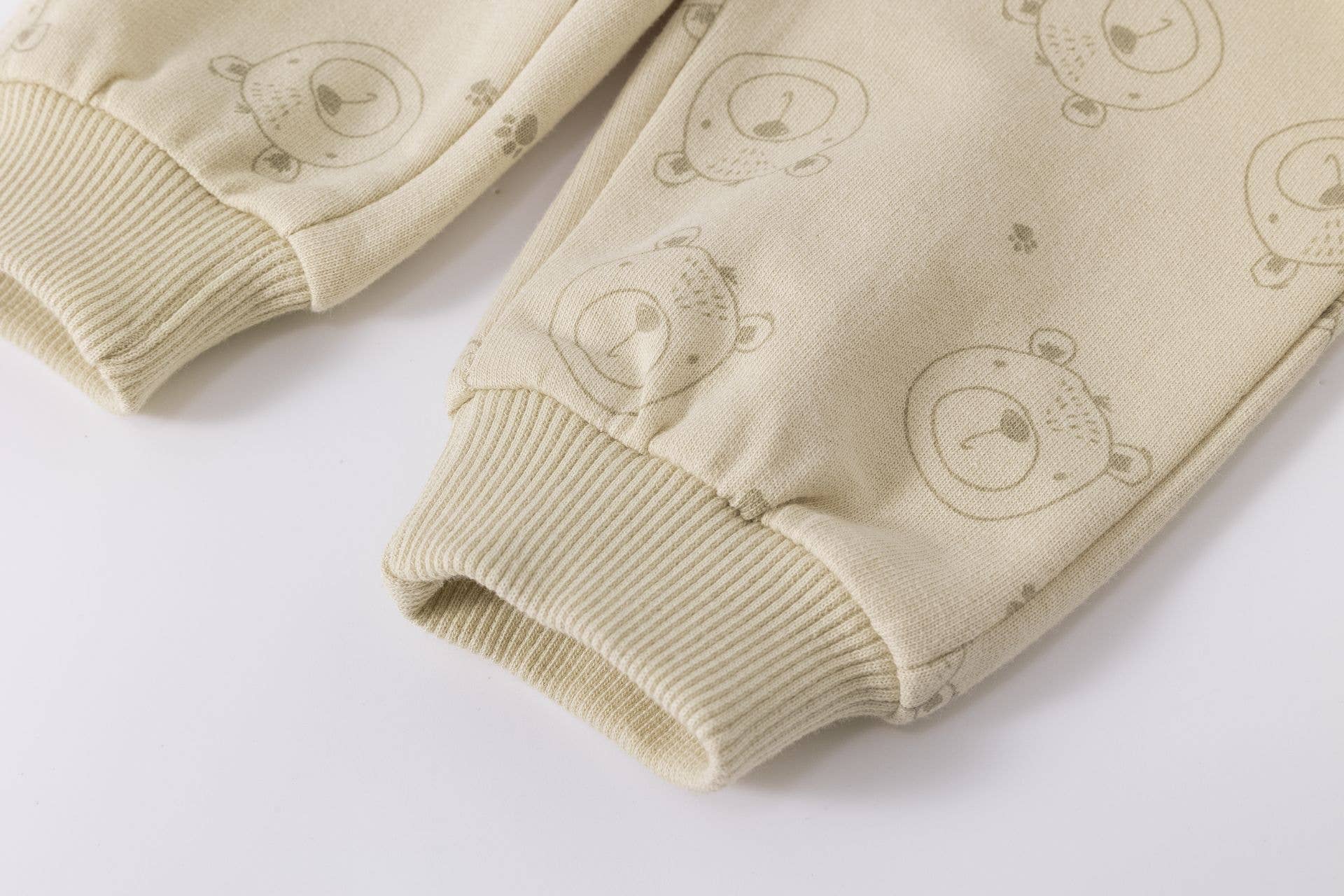 Newness Kids - Wholesale Athletic Sweatpants/Joggers - Kids - Non-fleece sweatpants with teddy bear print BBI650194