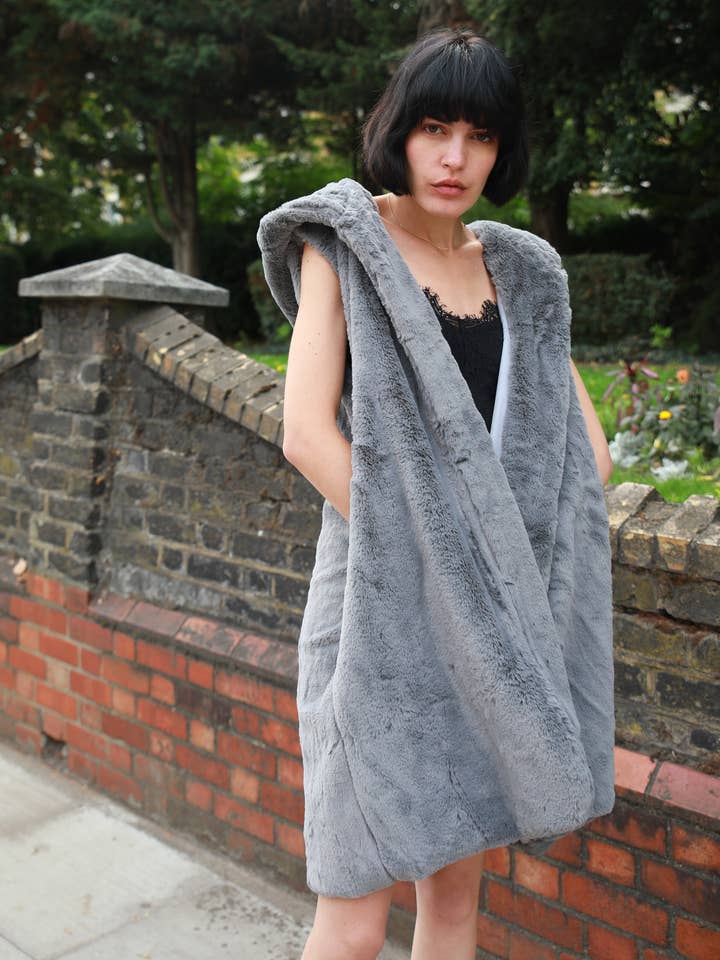 CY FASHION. LONDON - Venta al por mayor Abrigos de piel/piel sintética - Mujer - Chaleco largo de piel sintética de talla grande con sudadera con capucha3